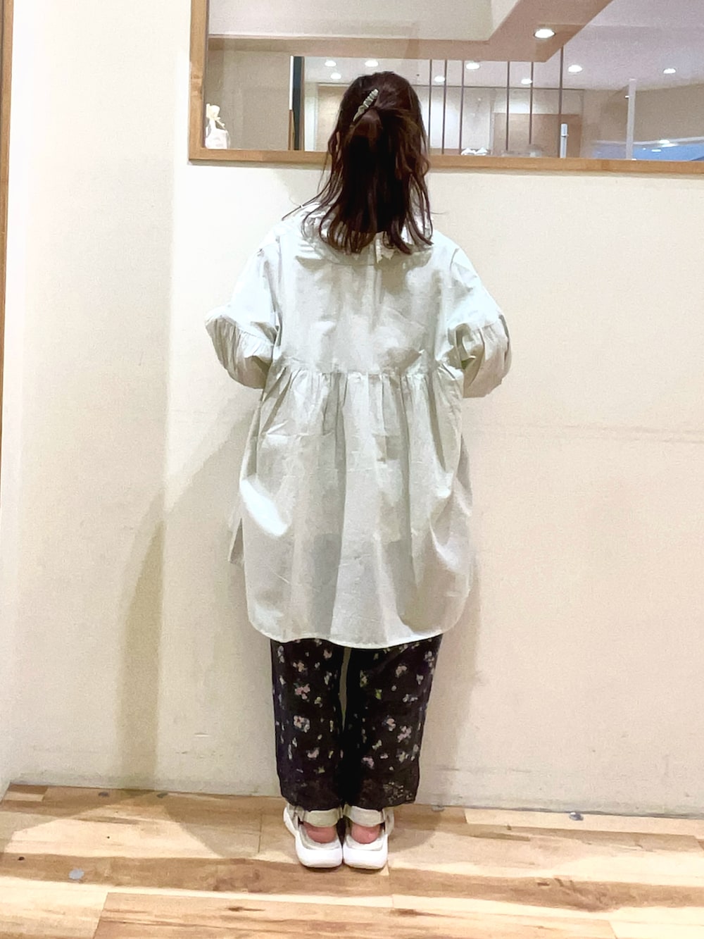 グレー系のその他パンツ、ベージュ系のサンダル、グリーン系のシャツ/ブラウスを着用したレディースの春コーディネートの4枚目の写真