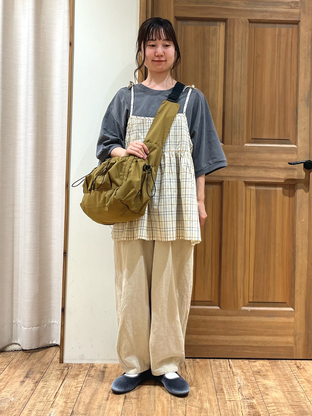 グレー系のドレスシューズ、ベージュ系のハンドバッグ、ホワイト系のシャツ/ブラウスを着用したレディースの秋コーディネートの2枚目の写真