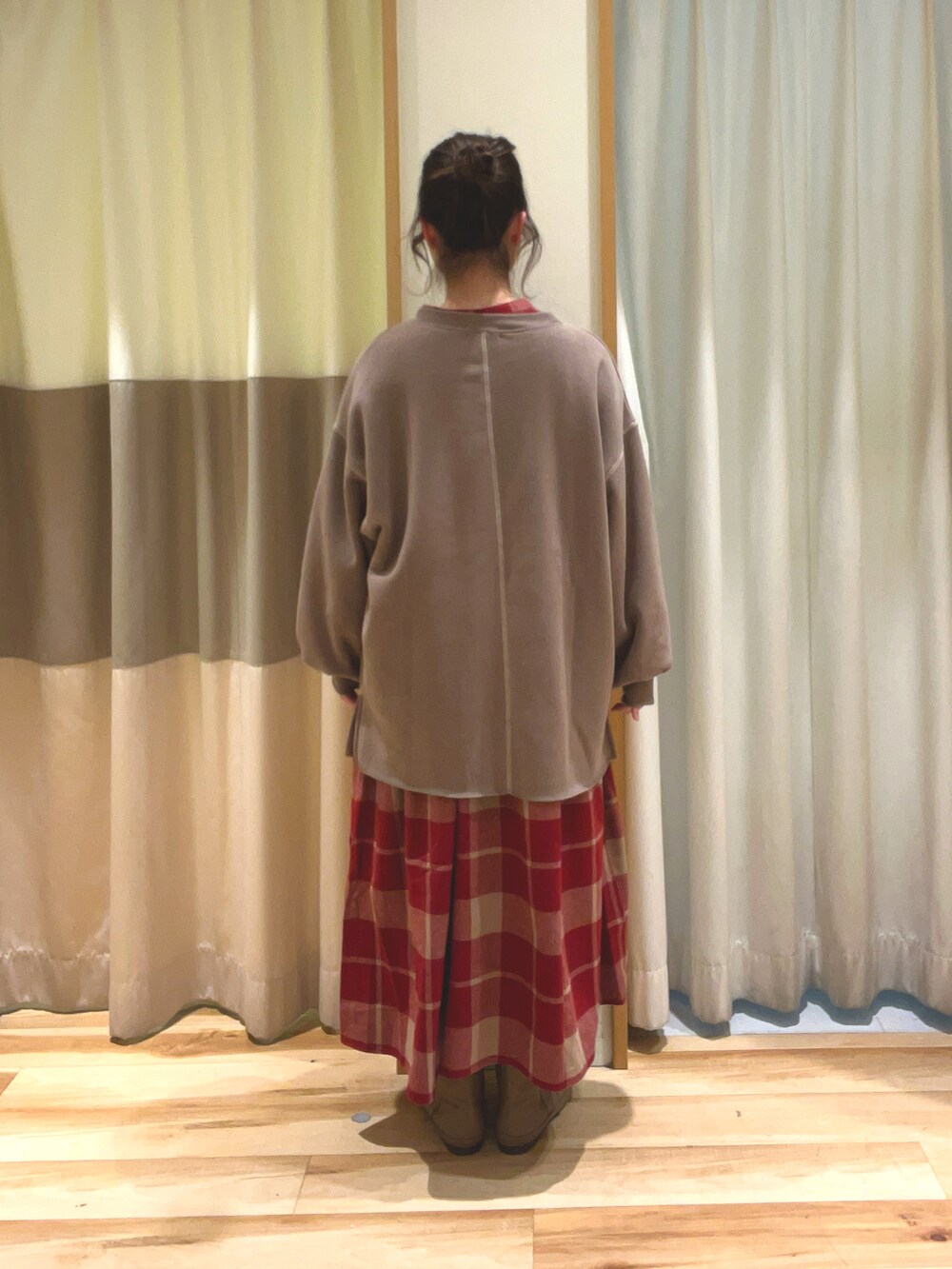 ブラウン系のTシャツ/カットソー、レッド系のワンピース、ベージュ系のブーツを着用したレディースの冬コーディネートの3枚目の写真