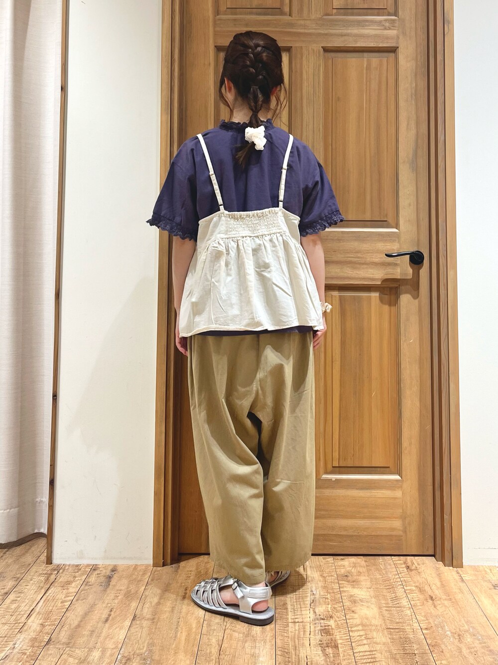 シルバー系のサンダル、ベージュ系のその他パンツ、ホワイト系のベストを着用したレディースの夏コーディネートの4枚目の写真