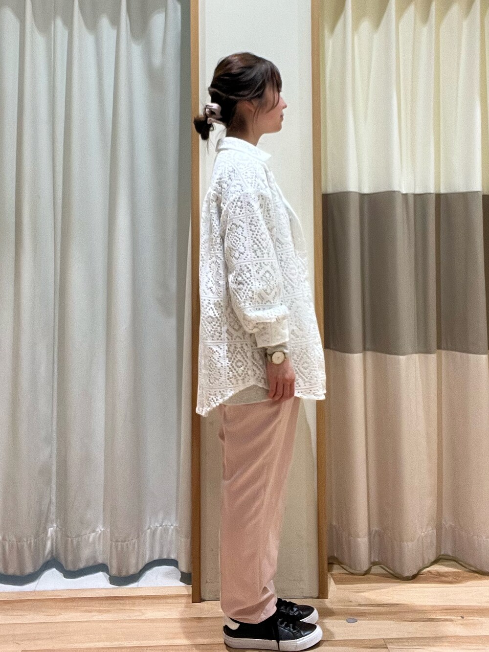 ホワイト系のTシャツ/カットソー、ホワイト系のシャツ/ブラウス、ピンク系のパンツを着用したレディースの春コーディネートの2枚目の写真