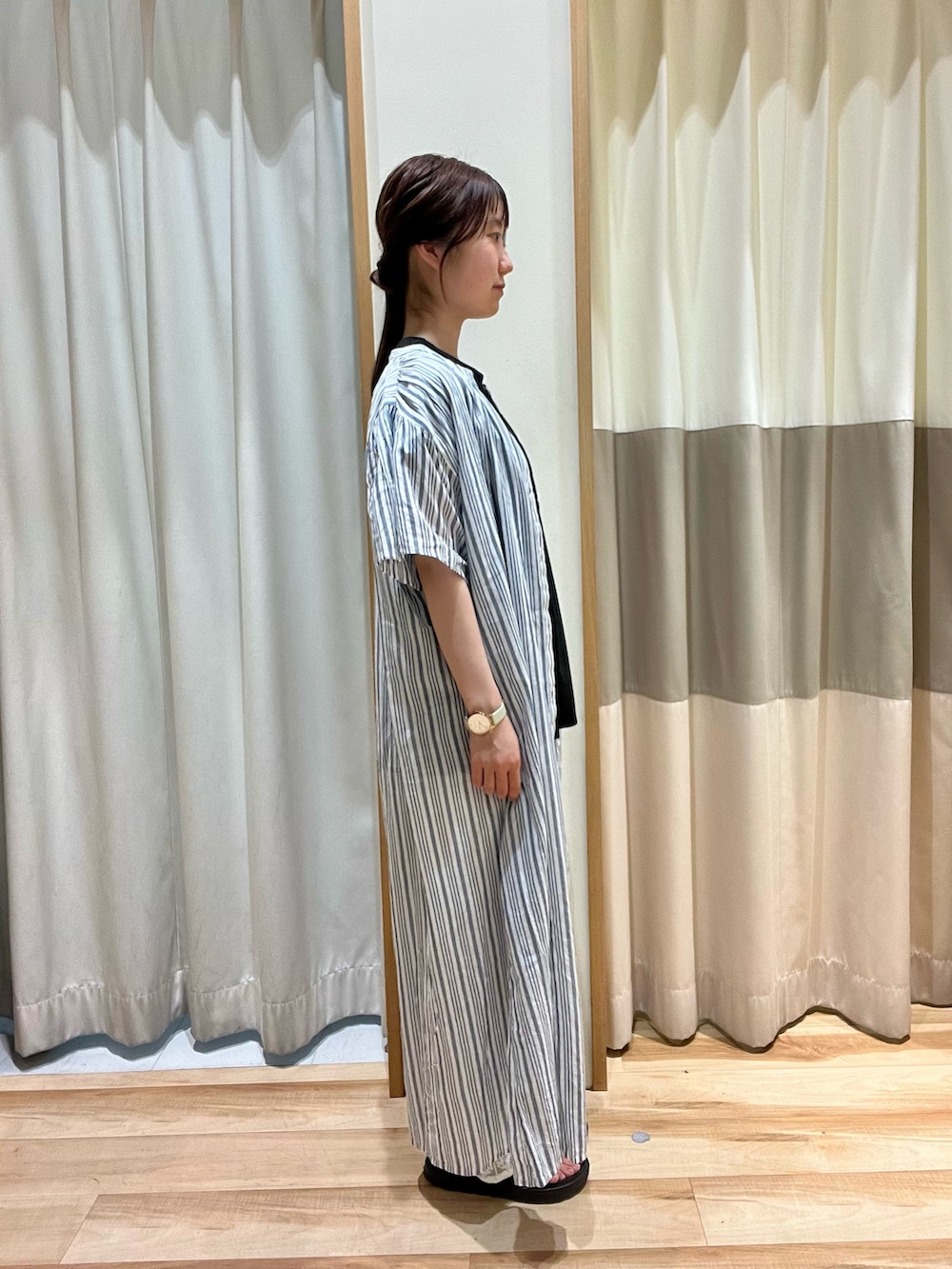 「大人カジュアル、夏だ！Tシャツ着よう！、レース、パンツスタイル、透け感、黒Tシャツ、ストライプ、ワンピース、羽織り、夏コーデ、サマンサモスモスブルー、Samansa Mos2 blue、プチプラコーデ、低身長コーデ、カラーコーデ」｜「Samansa Mos2 blueの【アンチピリング】フレンチスリーブTシャツ（Tシャツ/カットソー、ブラック系）」を使った、しば。さん（骨格ウェーブ・レディース・152cm）の夏コーディネートの2枚目の写真