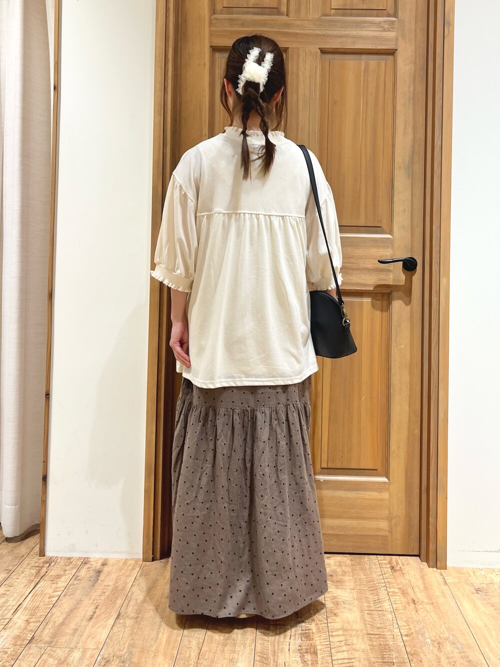 ブラック系のハンドバッグ、グレー系のワンピース、ホワイト系のTシャツ/カットソーを着用したレディースの夏コーディネートの4枚目の写真