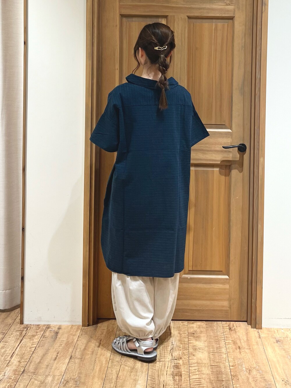 シルバー系のサンダル、グリーン系のシャツ/ブラウス、ホワイト系のタンクトップを着用したレディースの夏コーディネートの3枚目の写真