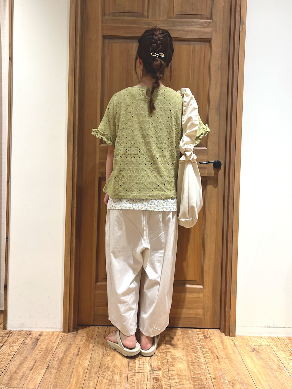 グリーン系のTシャツ/カットソー、イエロー系のTシャツ/カットソー、ホワイト系のその他パンツを着用したレディースの夏コーディネートの3枚目の写真