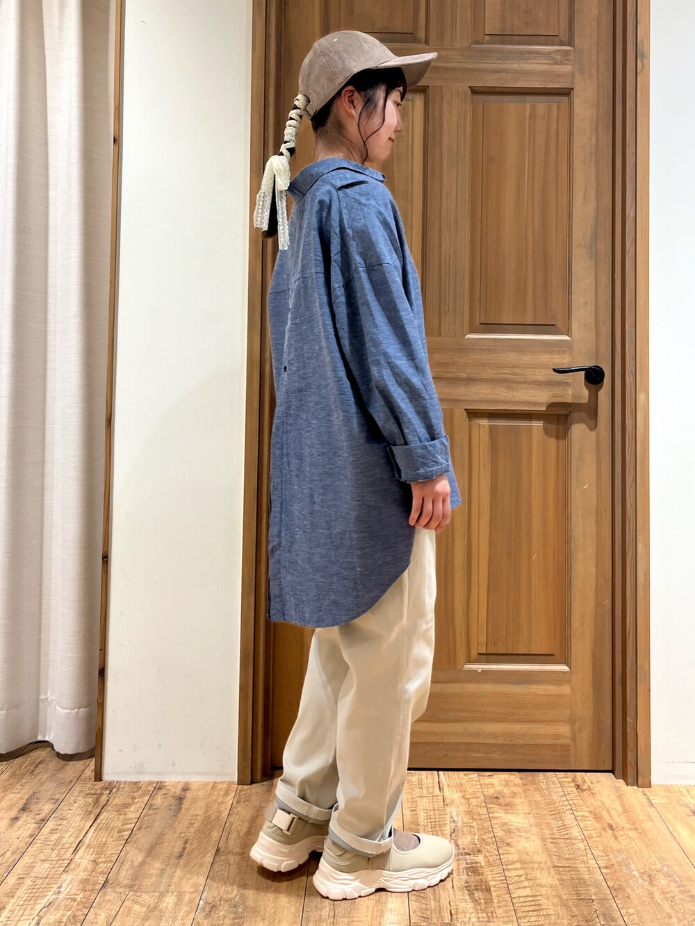 ベージュ系のドレスシューズ、ブラック系のTシャツ/カットソー、ブルー系のシャツ/ブラウスを着用したレディースの秋コーディネートの3枚目の写真