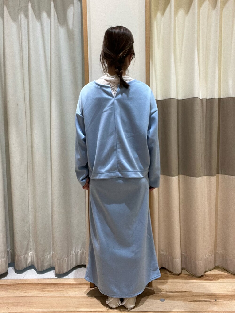 ブルー系のカーディガン/ボレロ、ブルー系のスカートを着用したレディースの春コーディネートの3枚目の写真