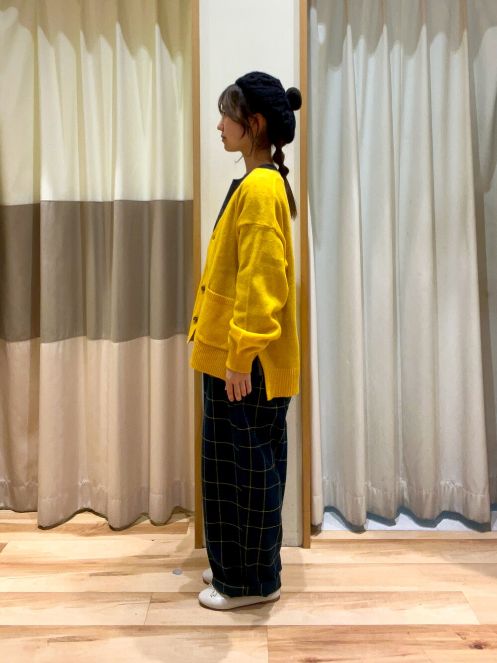 グレー系のTシャツ/カットソー、グリーン系のその他パンツ、イエロー系のカーディガン/ボレロを着用したレディースの秋コーディネートの2枚目の写真