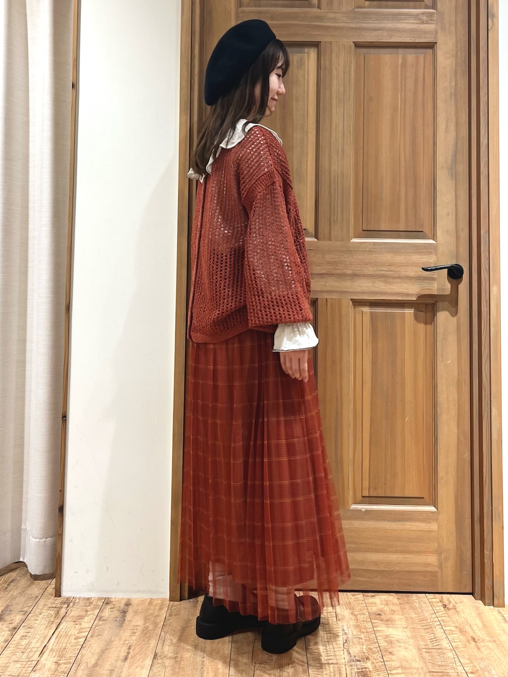 ホワイト系のシャツ/ブラウス、ホワイト系のTシャツ/カットソー、レッド系のニット/セーターを着用したレディースの秋コーディネートの4枚目の写真