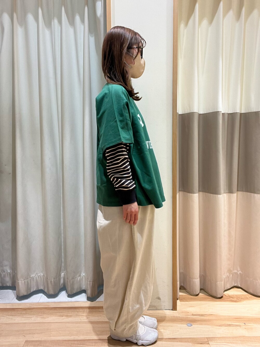 グリーン系のTシャツ/カットソー、グレー系のTシャツ/カットソー、ホワイト系のその他パンツを着用したレディースの春コーディネートの2枚目の写真