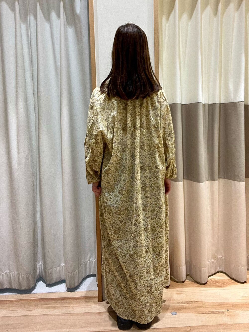 「休日コーデ、初夏コーデ、パンツスタイル、レイヤードスタイル、デニムパンツ、かごバッグ、ペイズリー、ロングワンピース、大人カジュアル、おでかけコーデ、低身長女子、Samansa Mos2 blue、サマンサモスモスブルー、カジュアルコーデ、おしゃれさんと繋がりたい」｜「Samansa Mos2 blueのアイテム（ワンピース、ベージュ系）」を使った、しば。さん（骨格ウェーブ・レディース・152cm）の春コーディネートの3枚目の写真