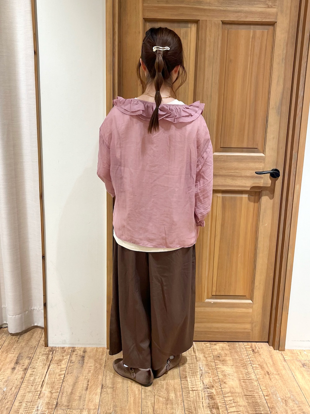 ブラウン系のドレスシューズ、ブラウン系のその他パンツ、ホワイト系のTシャツ/カットソーを着用したレディースの夏コーディネートの4枚目の写真