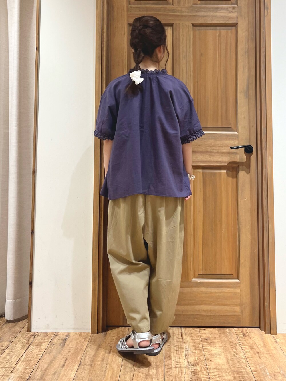 シルバー系のサンダル、グレー系のシャツ/ブラウス、パープル系のシャツ/ブラウスを着用したレディースの夏コーディネートの4枚目の写真