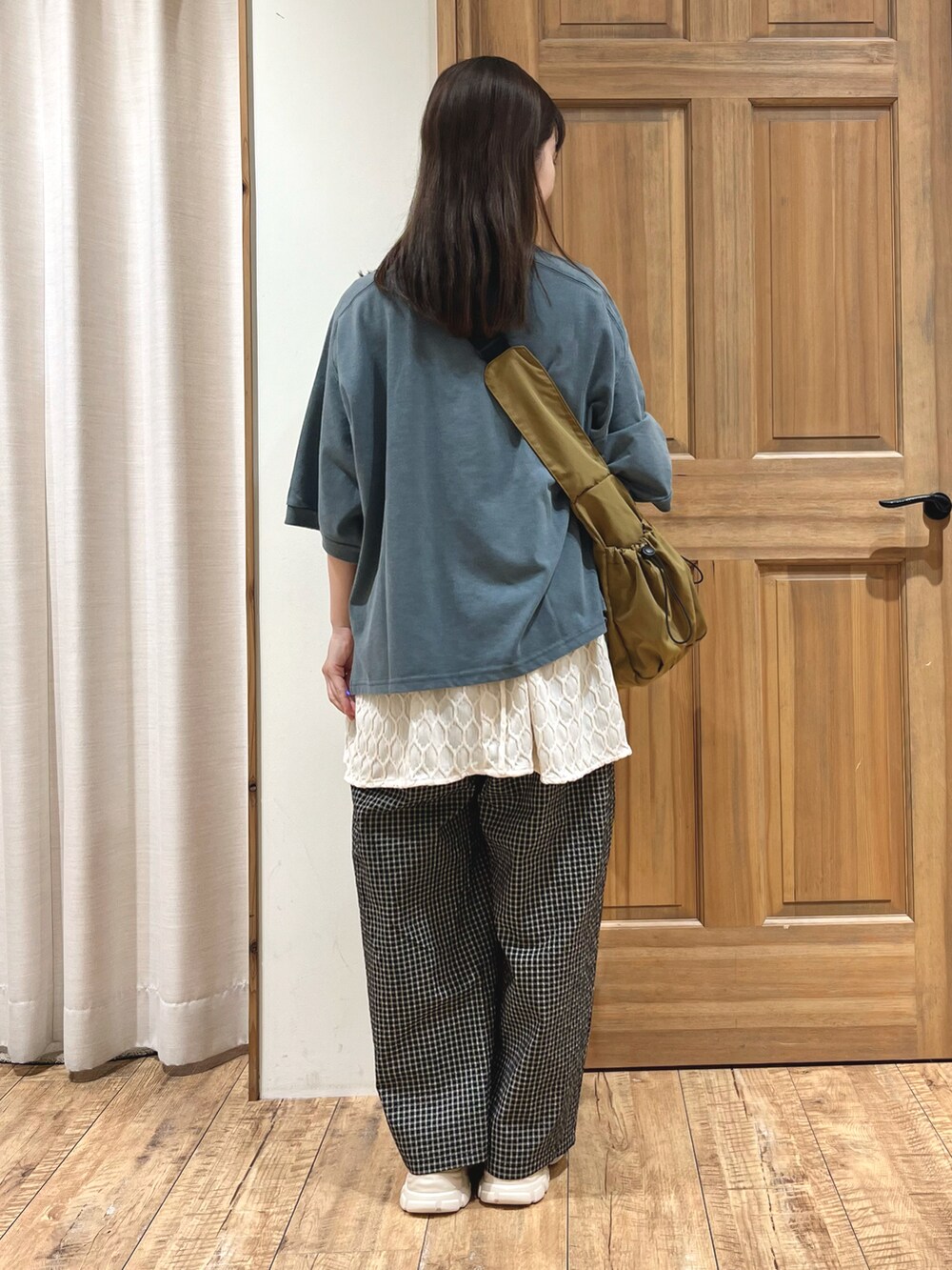 ベージュ系のドレスシューズ、ブラック系のその他パンツ、ベージュ系のハンドバッグを着用したレディースの秋コーディネートの4枚目の写真