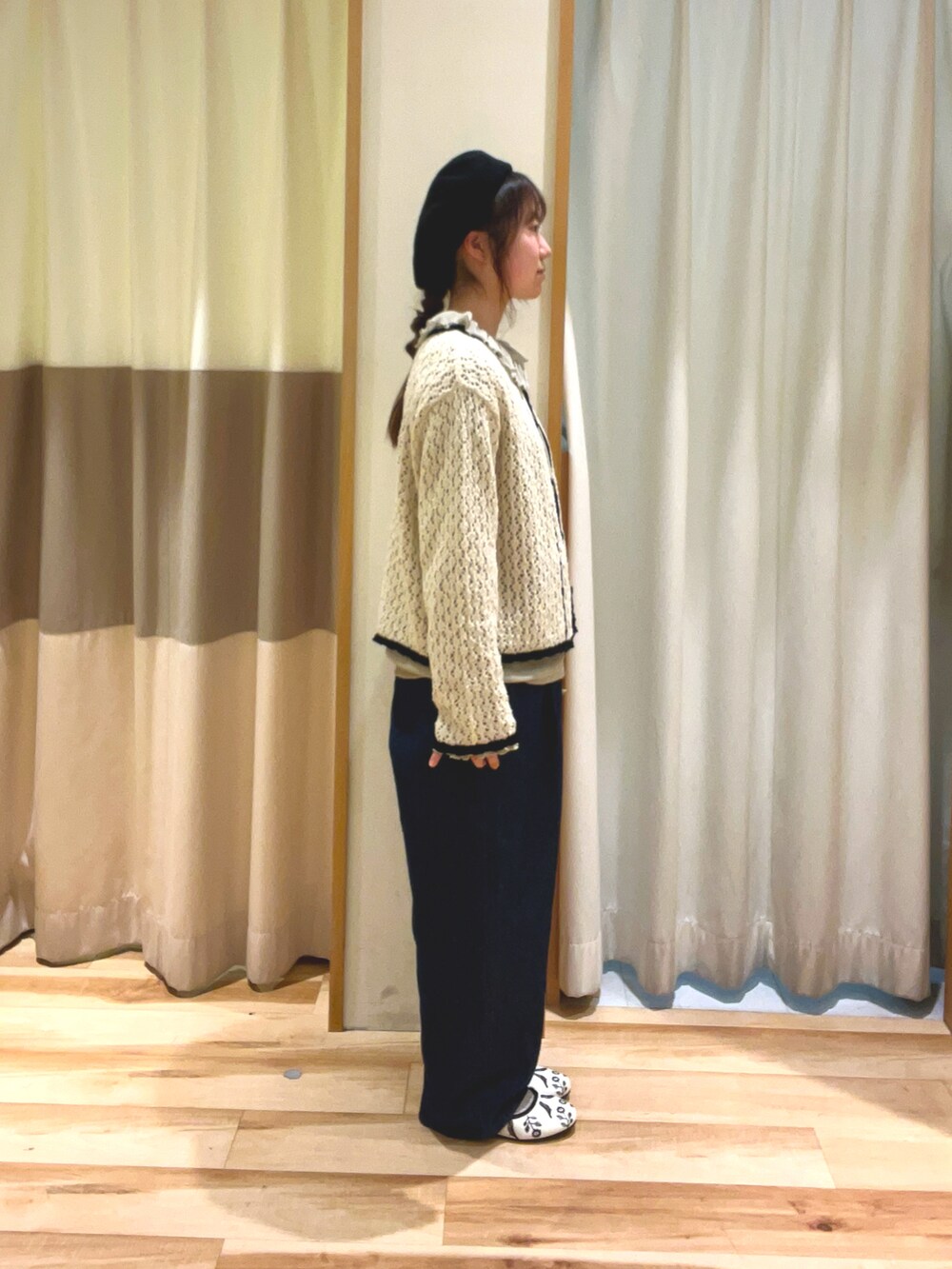 ベージュ系のTシャツ/カットソー、ホワイト系のカーディガン/ボレロ、ブルー系のデニムパンツを着用したレディースの春コーディネートの4枚目の写真