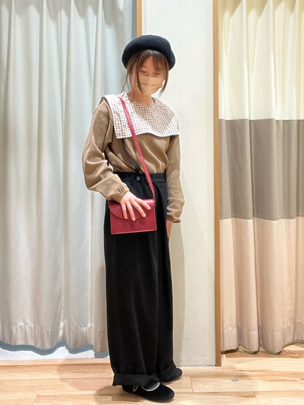 ベージュ系のTシャツ/カットソー、レッド系のショルダーバッグ、ブラック系のその他パンツを着用したレディースの秋コーディネートの2枚目の写真