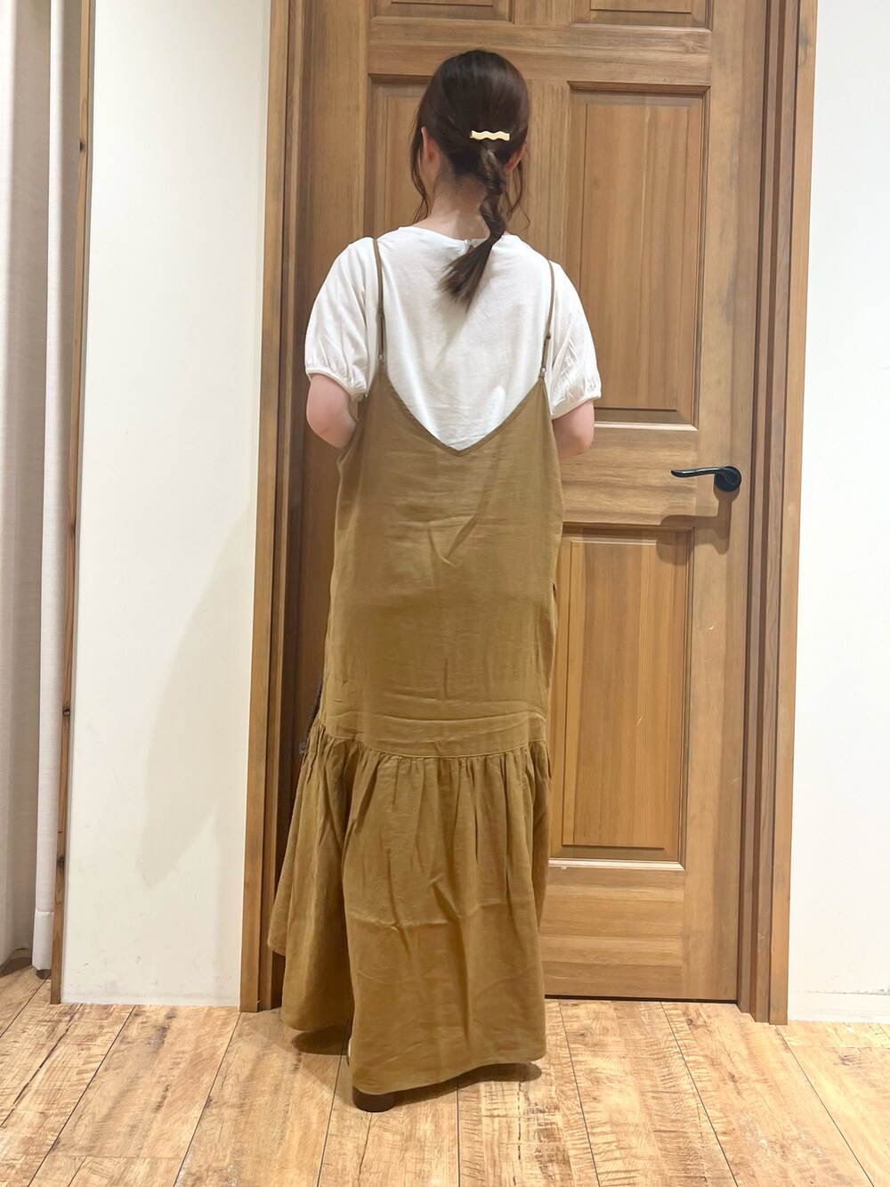 ホワイト系のサンダル、ホワイト系のTシャツ/カットソー、イエロー系のワンピースを着用したレディースの夏コーディネートの4枚目の写真