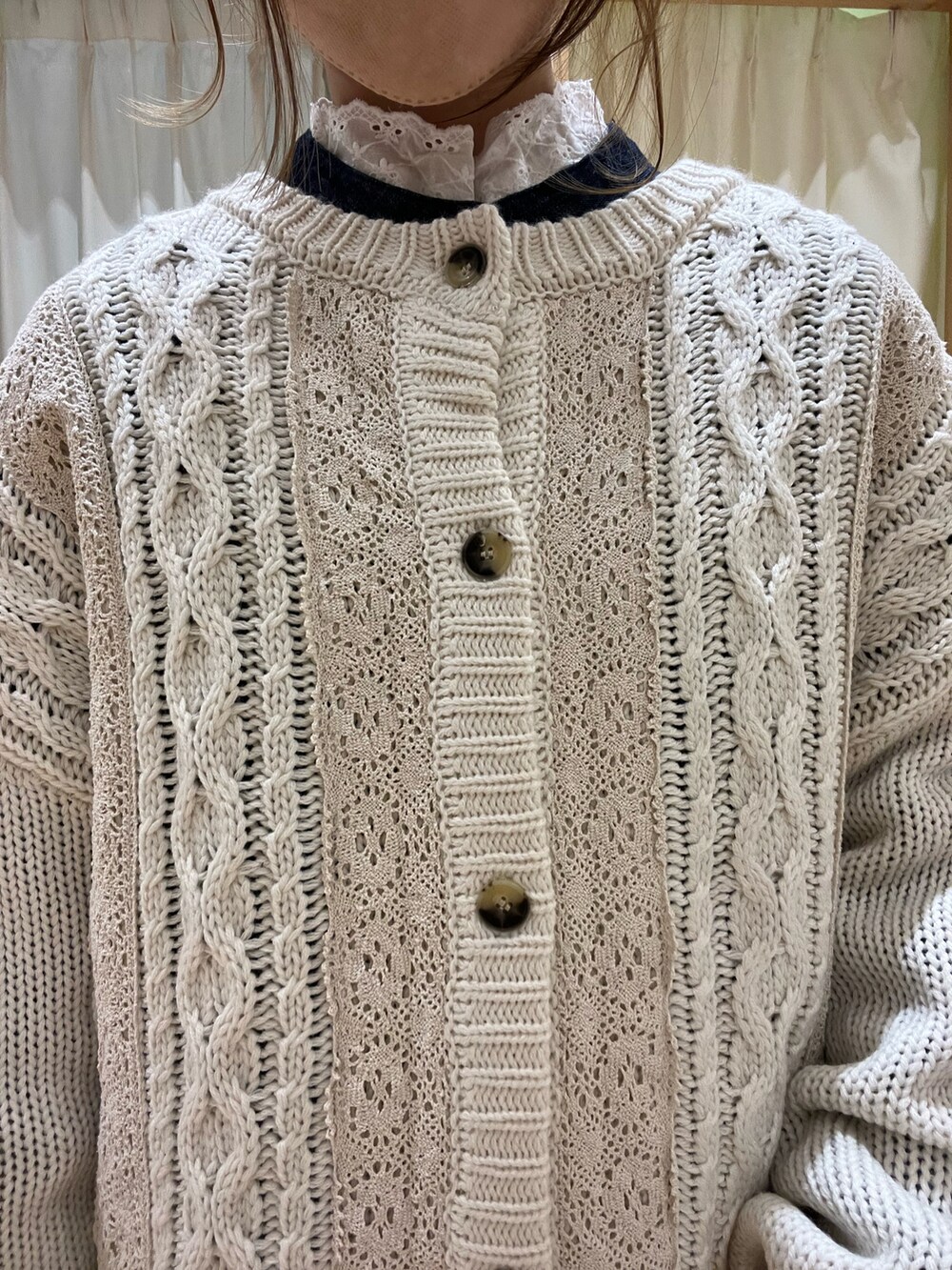 ブルー系のワンピース、ホワイト系のTシャツ/カットソー、ホワイト系のカーディガン/ボレロを着用したレディースの冬コーディネートの2枚目の写真