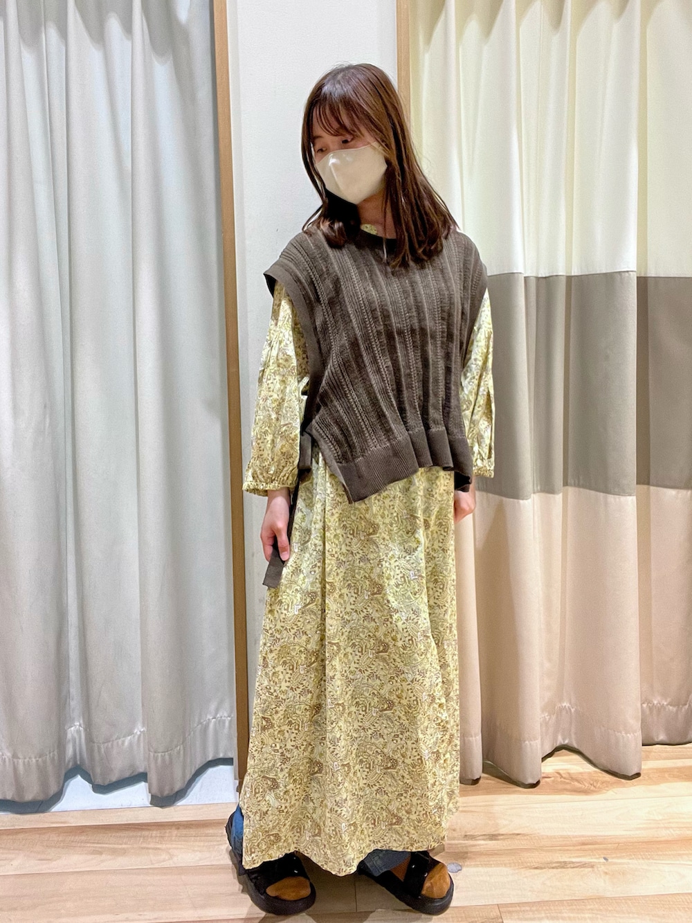 「休日コーデ、大人カジュアル、初夏コーデ、ロングワンピース、ワンピースコーデ、レイヤード、Vネック、ニットベスト、夏コーデ、ペイズリー、デニムパンツ、低身長女子、サマンサモスモスブルー、Samansa Mos2 blue、おでかけコーデ」｜「Samansa Mos2 blueの透かし編みニットベスト（ベスト、ブラウン系）」を使った、しば。さん（骨格ウェーブ・レディース・152cm）の春コーディネートの2枚目の写真