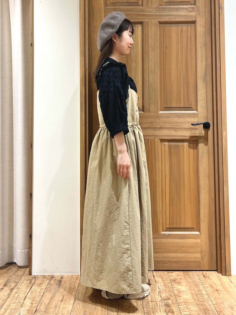 ベージュ系のスニーカー、ブラック系のシャツ/ブラウス、ベージュ系のワンピースを着用したレディースの秋コーディネートの5枚目の写真