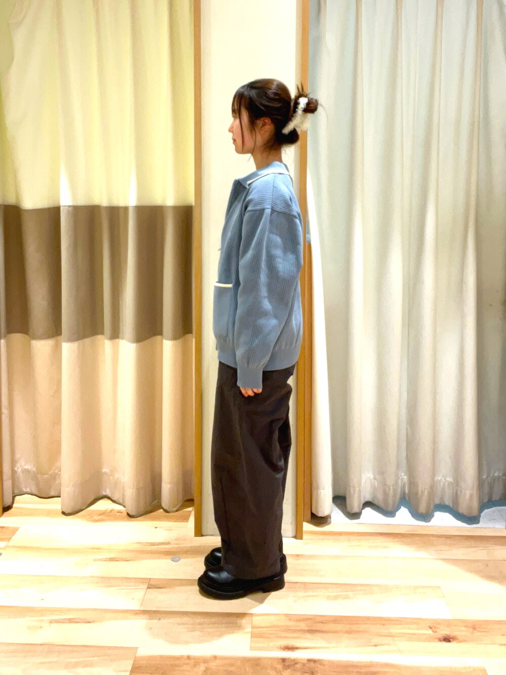 ホワイト系のハンドバッグ、ブルー系のカーディガン/ボレロ、グレー系のその他パンツを着用したレディースの春コーディネートの2枚目の写真