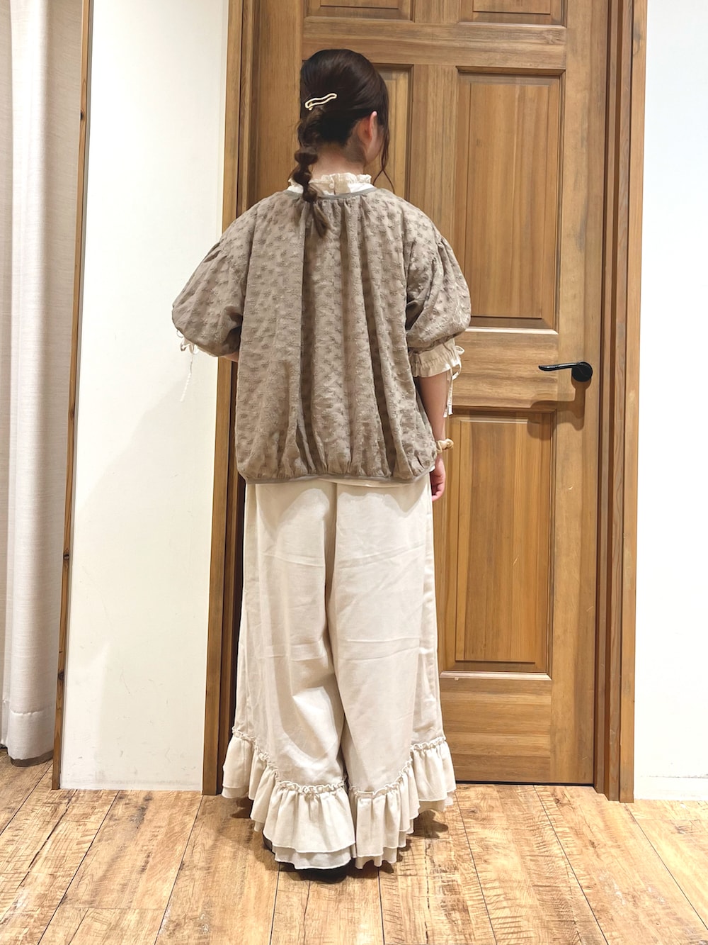 ホワイト系のその他パンツ、ブラウン系のドレスシューズ、ホワイト系のシャツ/ブラウスを着用したレディースの夏コーディネートの5枚目の写真