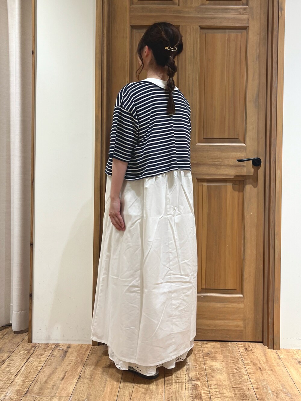 シルバー系のサンダル、ホワイト系のワンピース、ホワイト系のスカートを着用したレディースの夏コーディネートの3枚目の写真