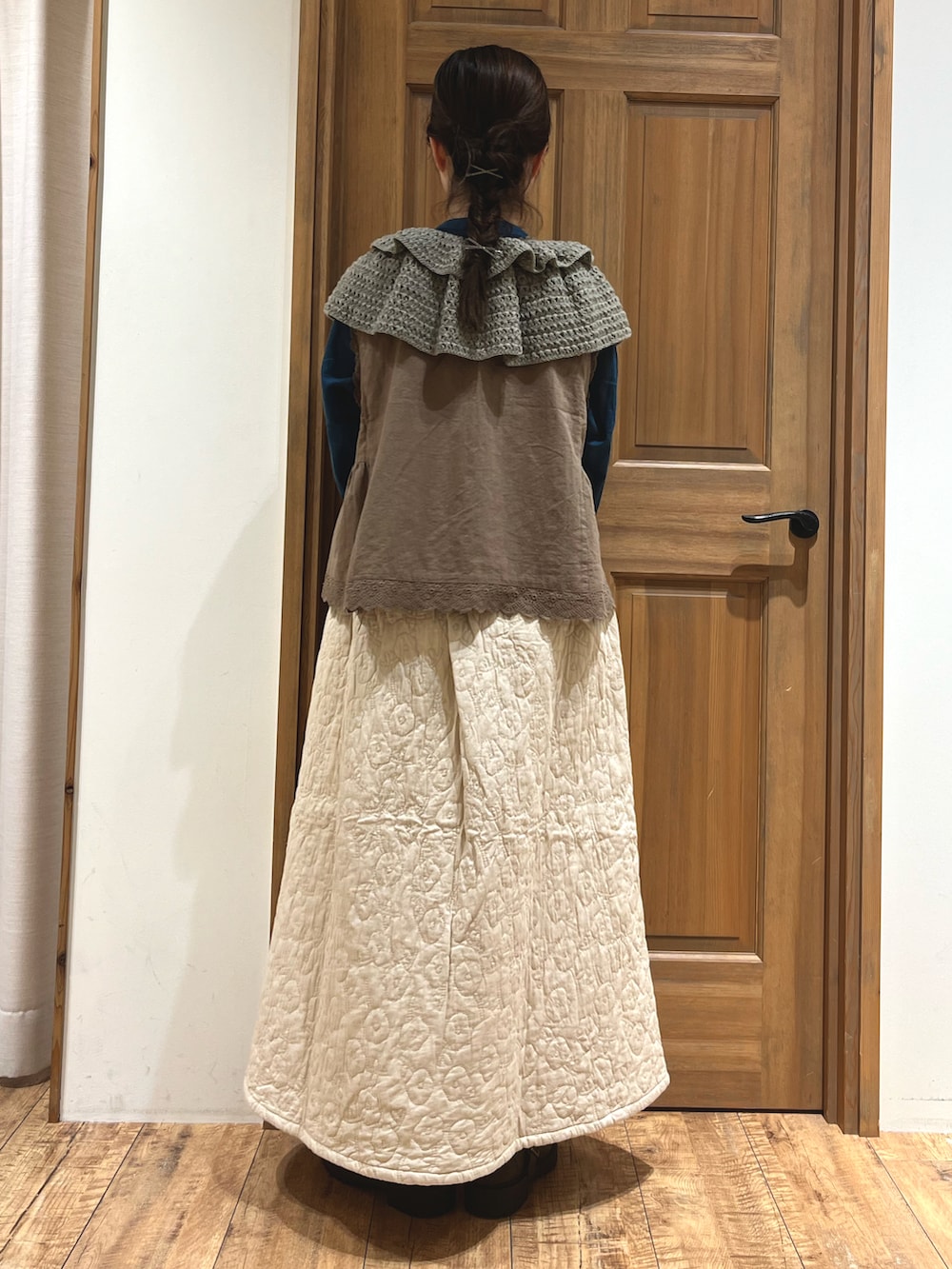 ブラウン系のハンドバッグ、ブラウン系のベスト、ブルー系のシャツ/ブラウスを着用したレディースの秋コーディネートの4枚目の写真