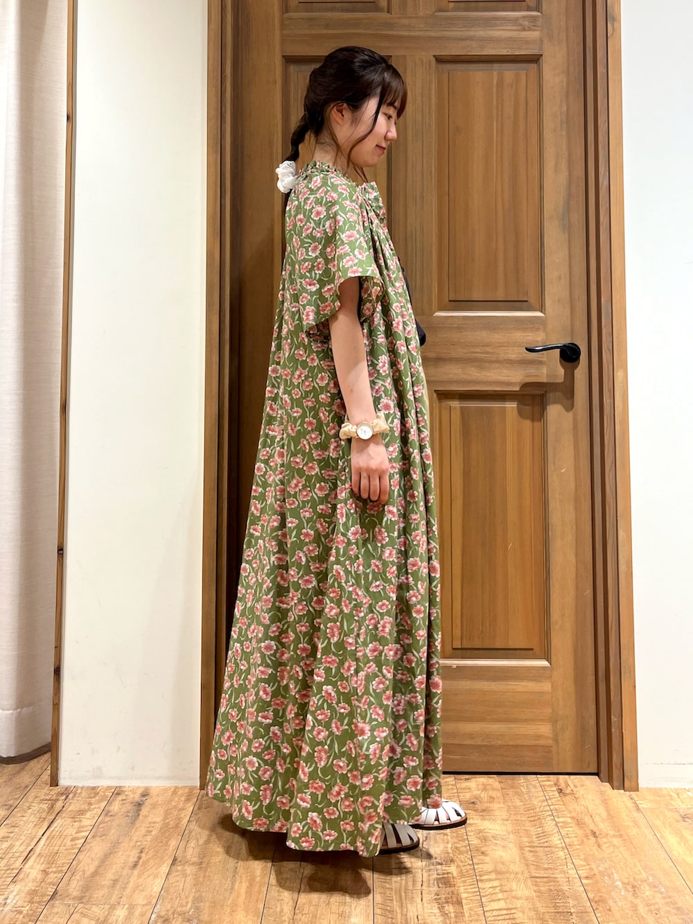 ホワイト系のサンダル、ベージュ系のその他パンツ、グレー系のシャツ/ブラウスを着用したレディースの夏コーディネートの5枚目の写真