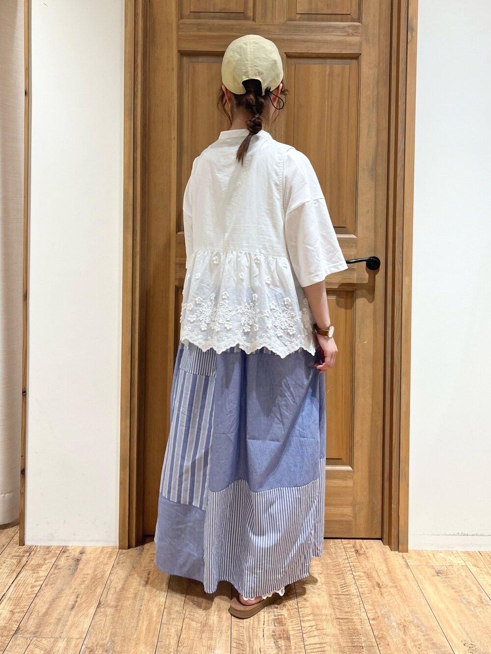 ホワイト系のその他パンツ、ホワイト系のワンピース、ホワイト系のベストを着用したレディースの夏コーディネートの4枚目の写真