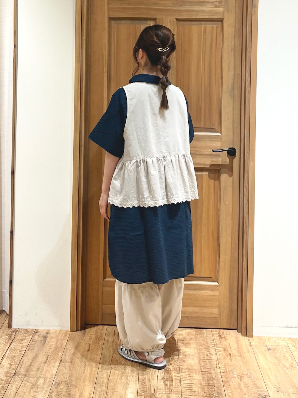 シルバー系のサンダル、ベージュ系のその他パンツ、グリーン系のシャツ/ブラウスを着用したレディースの夏コーディネートの5枚目の写真