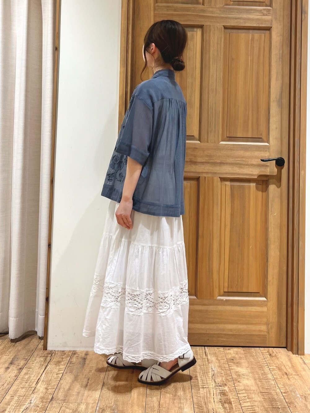 ホワイト系のサンダル、ホワイト系のスカート、グリーン系のシャツ/ブラウスを着用したレディースの夏コーディネートの2枚目の写真