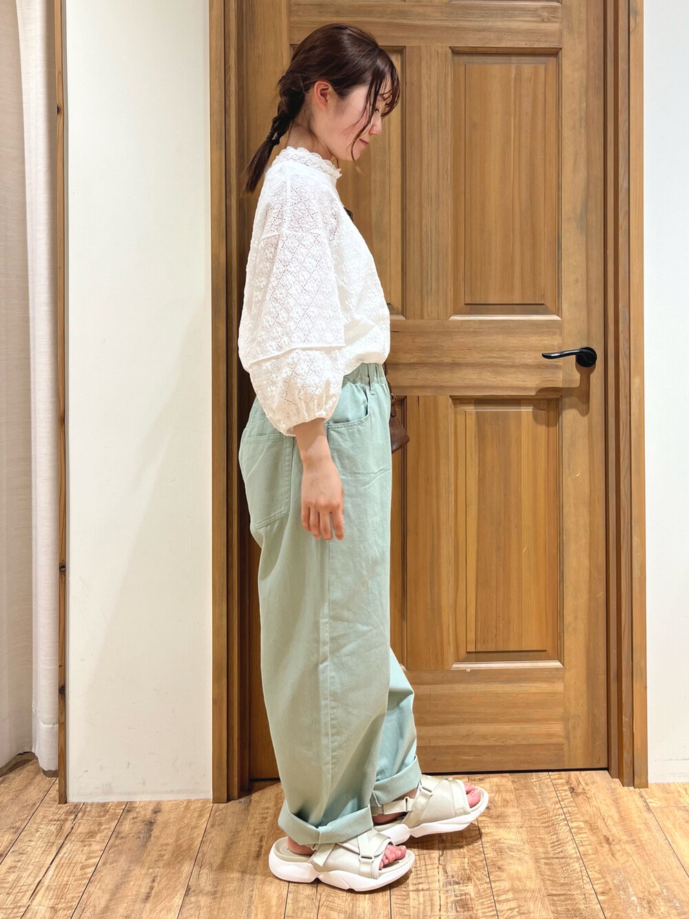 ホワイト系のTシャツ/カットソー、ホワイト系のタンクトップ、グリーン系のその他パンツを着用したレディースの夏コーディネートの3枚目の写真