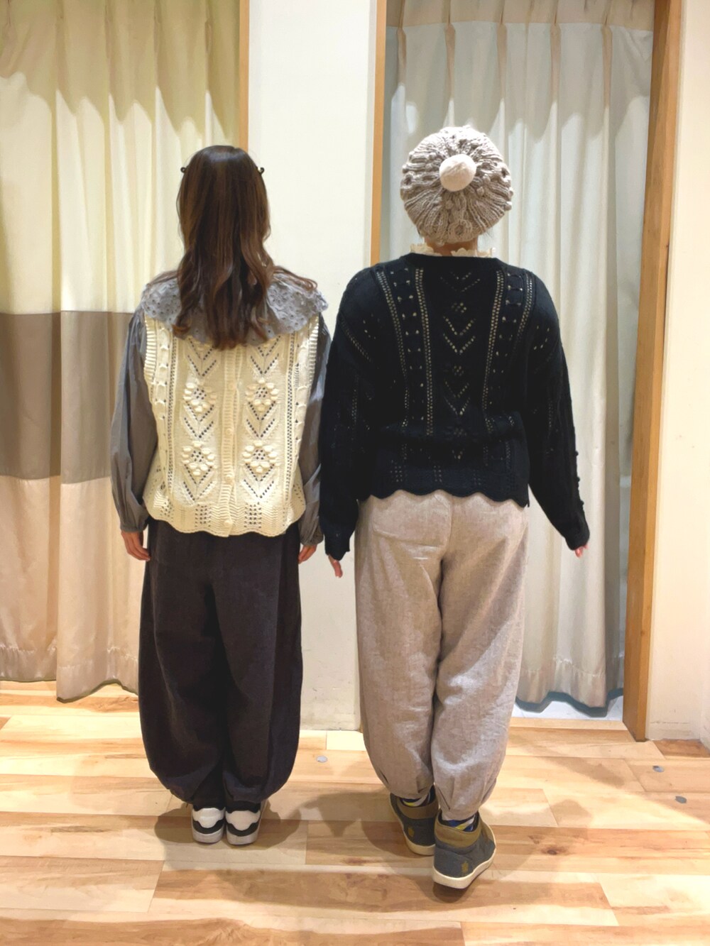 グレー系のシャツ/ブラウス、ブラック系のその他パンツ、ブラック系のカーディガン/ボレロを着用したレディースの冬コーディネートの3枚目の写真
