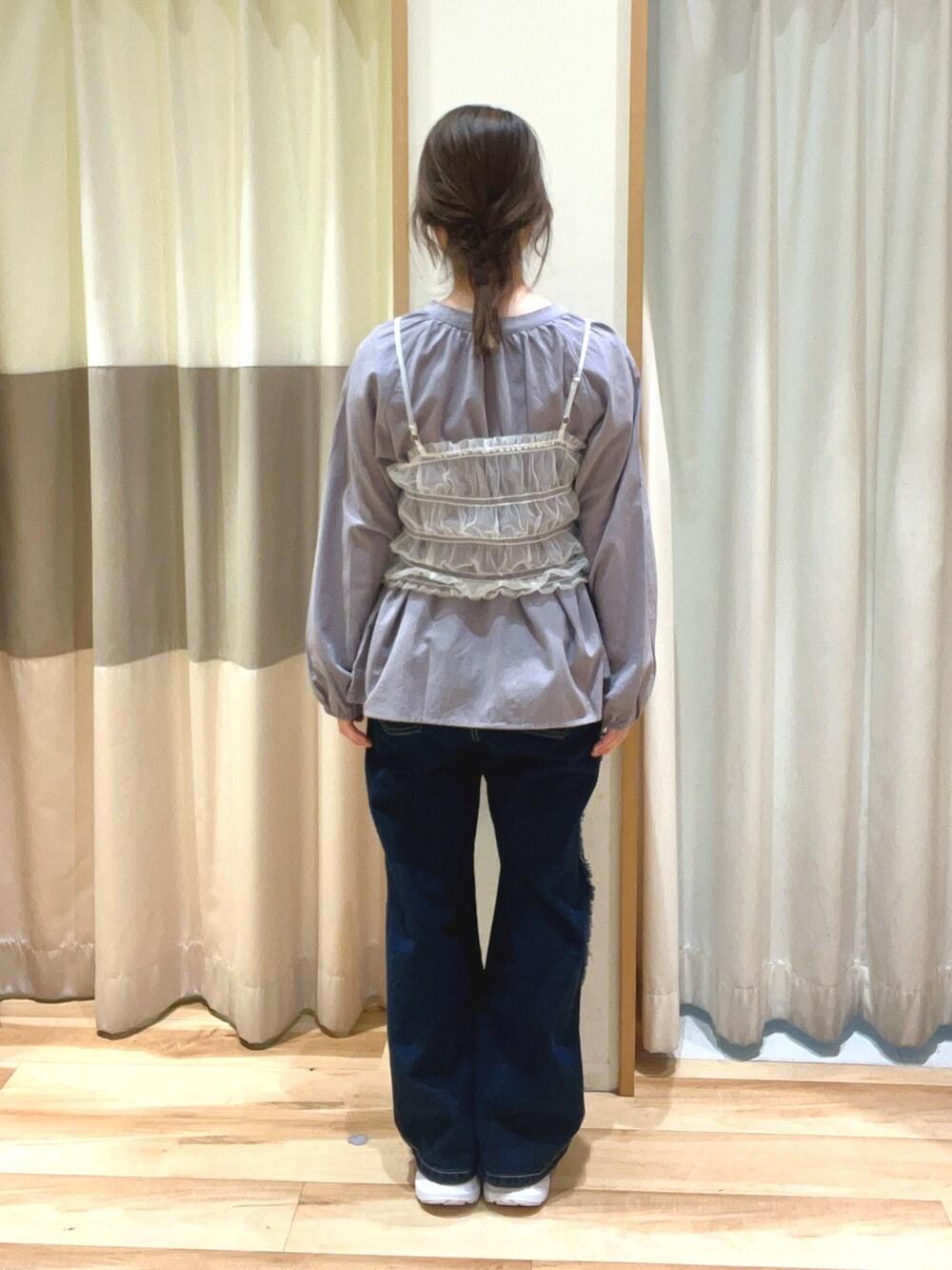 ホワイト系のTシャツ/カットソー、グレー系のシャツ/ブラウス、ホワイト系のドレスシューズを着用したレディースの春コーディネートの4枚目の写真
