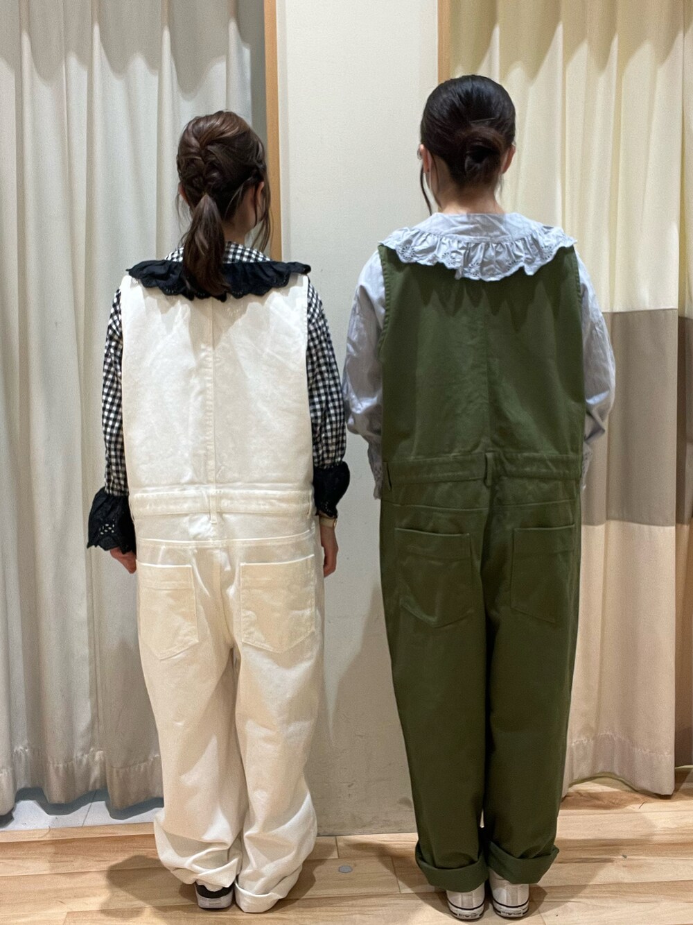 ホワイト系のその他パンツ、グリーン系のその他パンツ、ブルー系のシャツ/ブラウスを着用したレディースの春コーディネートの3枚目の写真