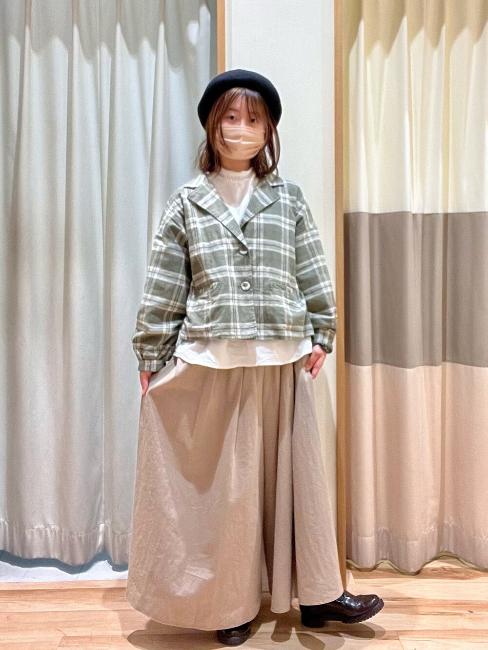 ホワイト系のシャツ/ブラウス、グリーン系のノーカラージャケット、ブラック系のショルダーバッグを着用したレディースの秋コーディネートの3枚目の写真