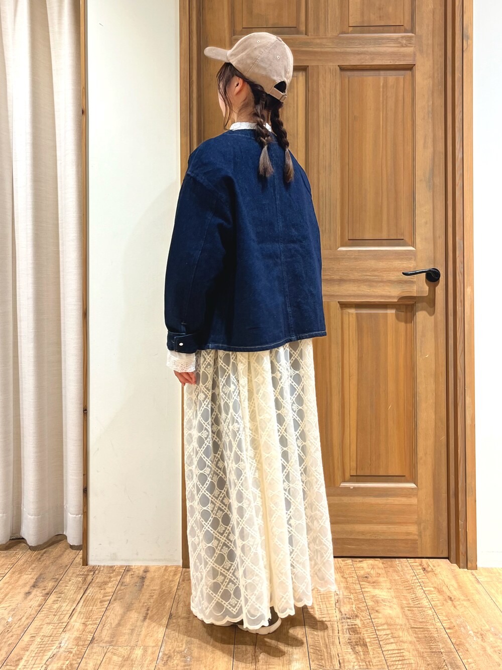 ベージュ系のドレスシューズ、グリーン系のその他パンツ、ホワイト系のワンピースを着用したレディースの秋コーディネートの3枚目の写真