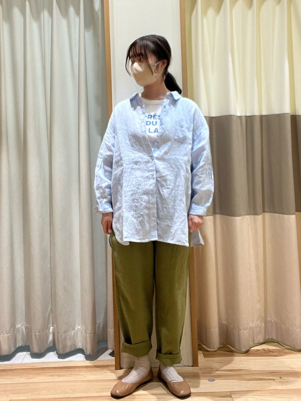 ブルー系のシャツ/ブラウス、グリーン系のその他パンツを着用したレディースの春コーディネートの2枚目の写真