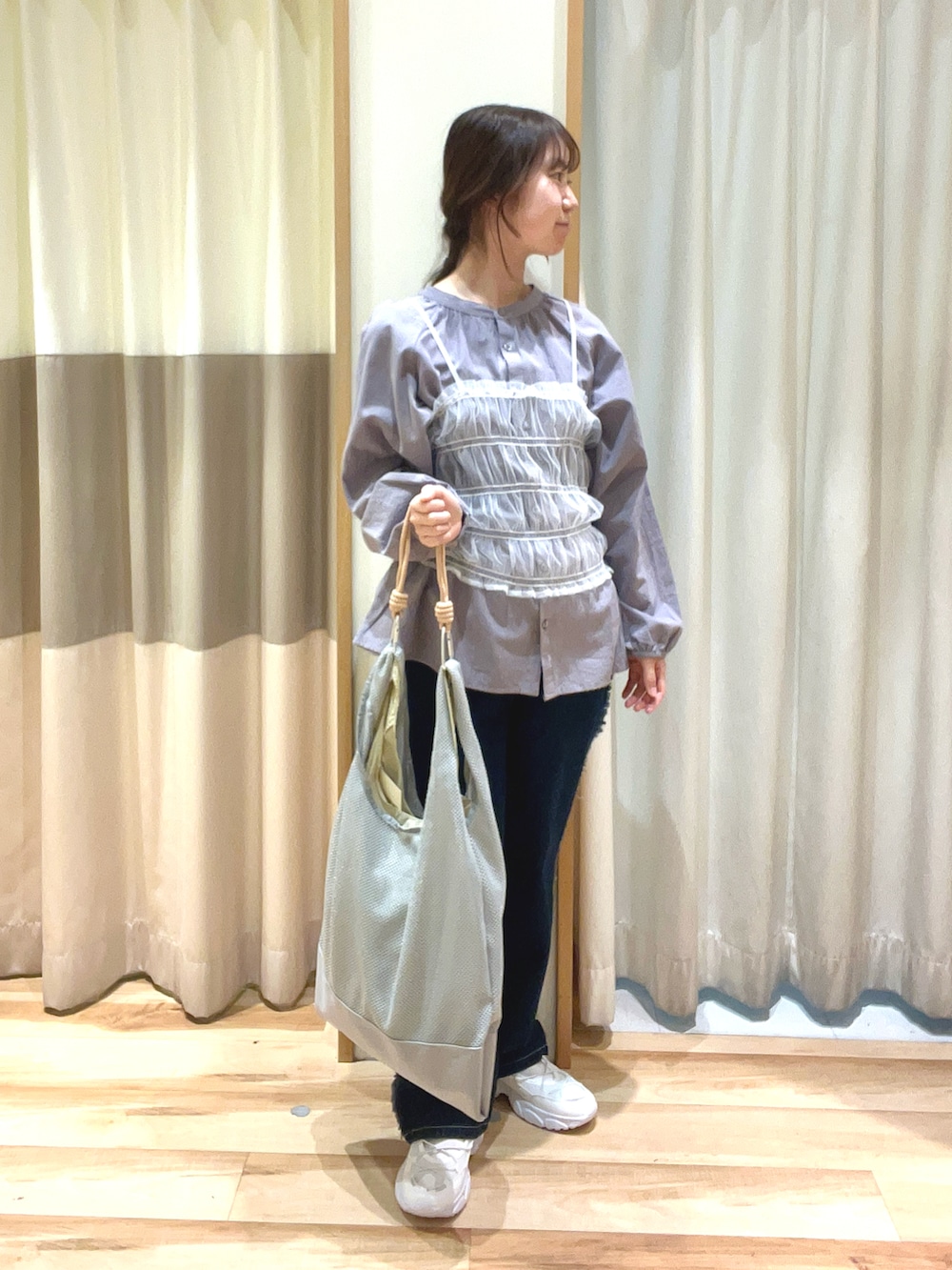ホワイト系のTシャツ/カットソー、グレー系のシャツ/ブラウス、ホワイト系のドレスシューズを着用したレディースの春コーディネートの2枚目の写真