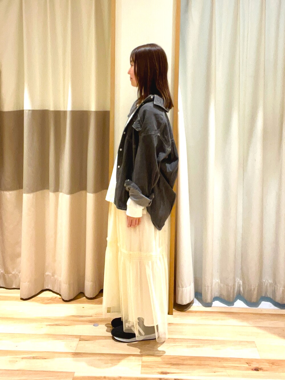 ホワイト系のTシャツ/カットソー、ホワイト系のスカート、グレー系のシャツ/ブラウスを着用したレディースの春コーディネートの3枚目の写真