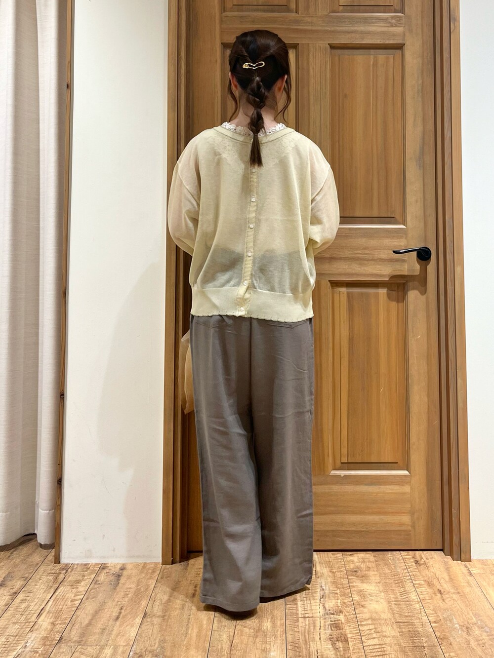 ベージュ系のハンドバッグ、ホワイト系のカーディガン/ボレロ、ホワイト系のタンクトップを着用したレディースの夏コーディネートの4枚目の写真