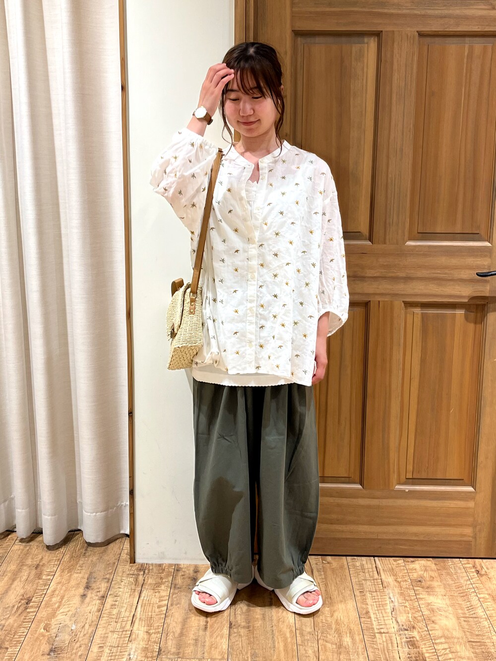 ベージュ系のサンダル、ホワイト系のシャツ/ブラウス、ホワイト系のキャミソールを着用したレディースの夏コーディネートの2枚目の写真