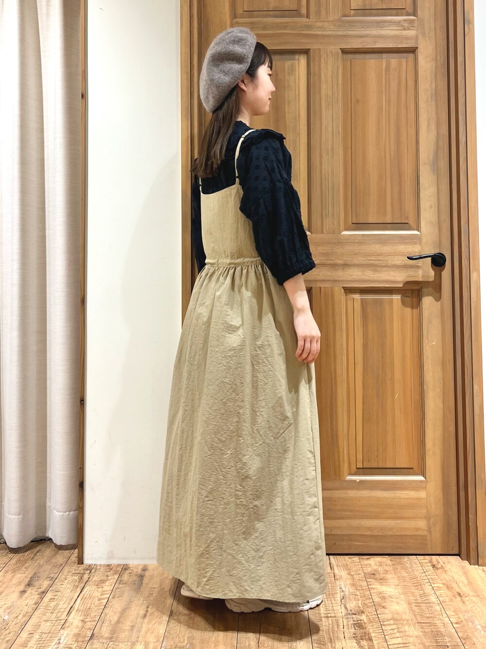 ベージュ系のスニーカー、ブラック系のシャツ/ブラウス、ベージュ系のワンピースを着用したレディースの秋コーディネートの4枚目の写真