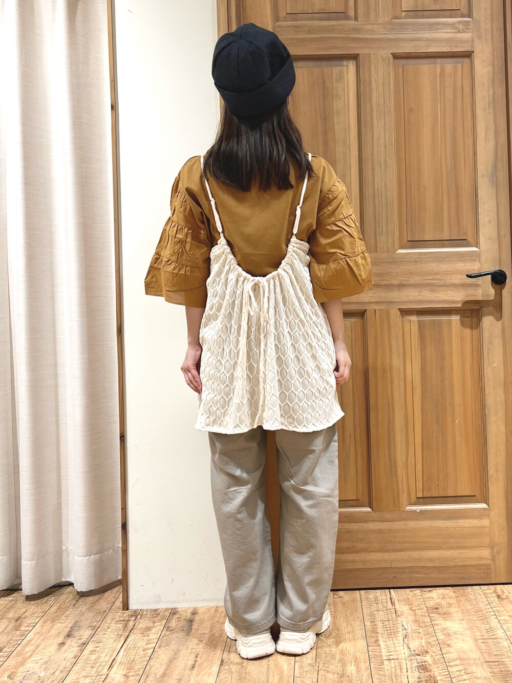 ベージュ系のドレスシューズ、ベージュ系のその他パンツ、ホワイト系のTシャツ/カットソーを着用したレディースの秋コーディネートの3枚目の写真