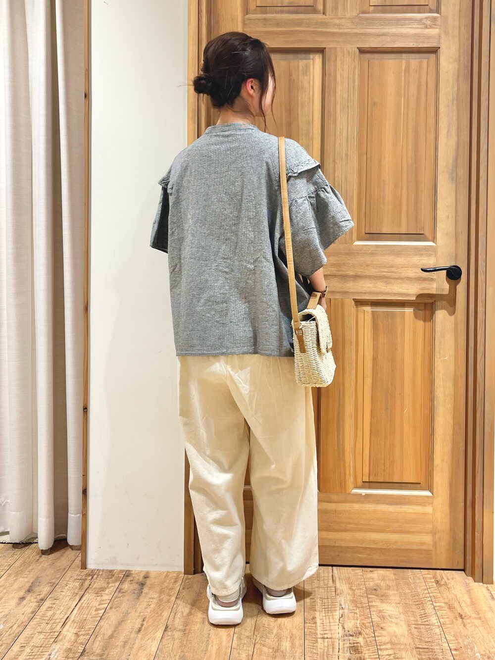 ホワイト系のハンドバッグ、グレー系のシャツ/ブラウス、ホワイト系のその他パンツを着用したレディースの夏コーディネートの4枚目の写真