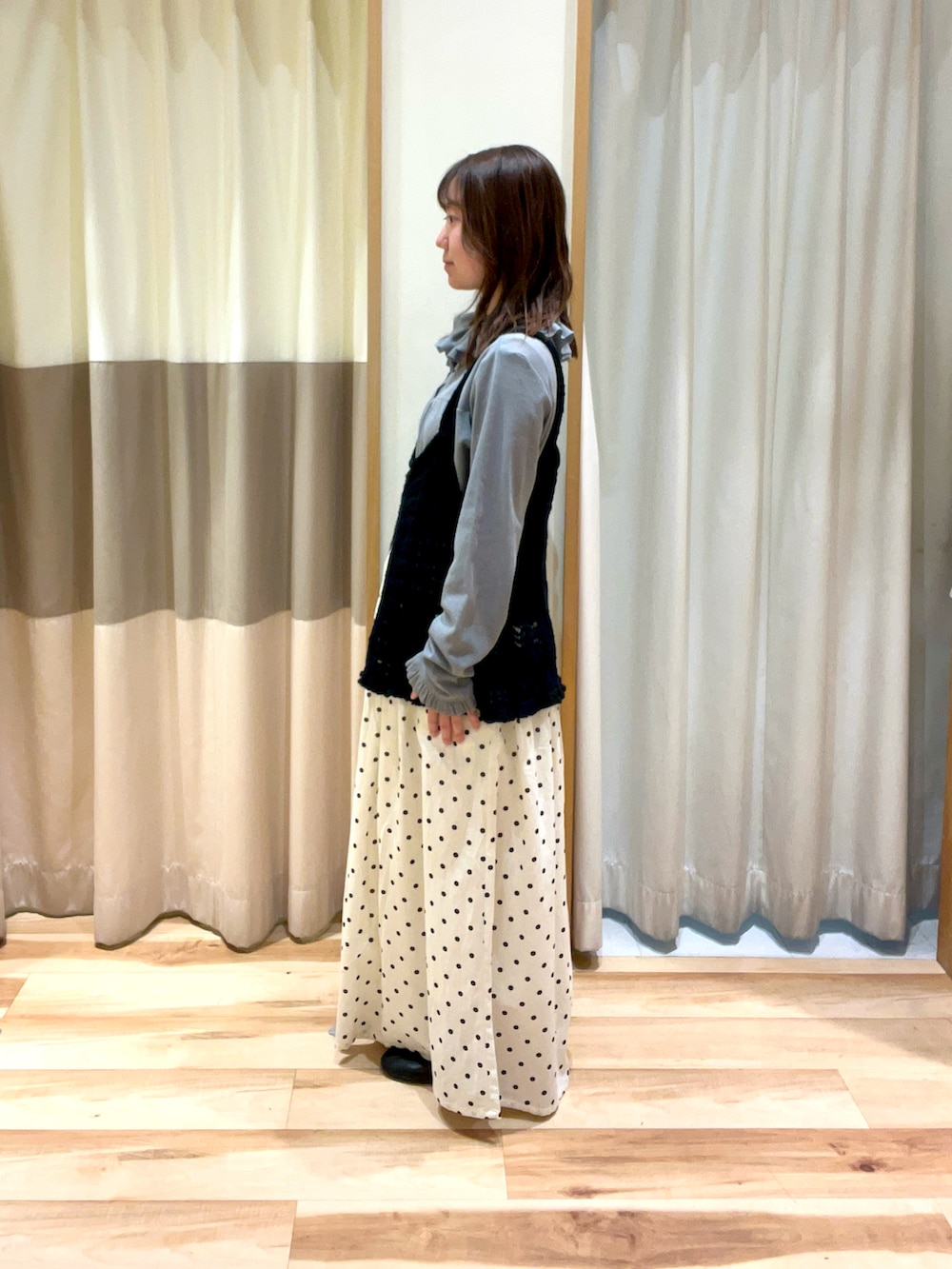 ホワイト系のその他パンツ、ブラック系のベスト、グリーン系のTシャツ/カットソーを着用したレディースの春コーディネートの2枚目の写真