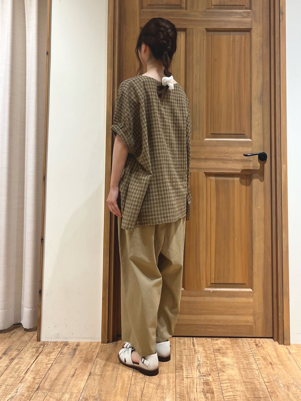ホワイト系のサンダル、ベージュ系のその他パンツ、ブラウン系のシャツ/ブラウスを着用したレディースの夏コーディネートの4枚目の写真