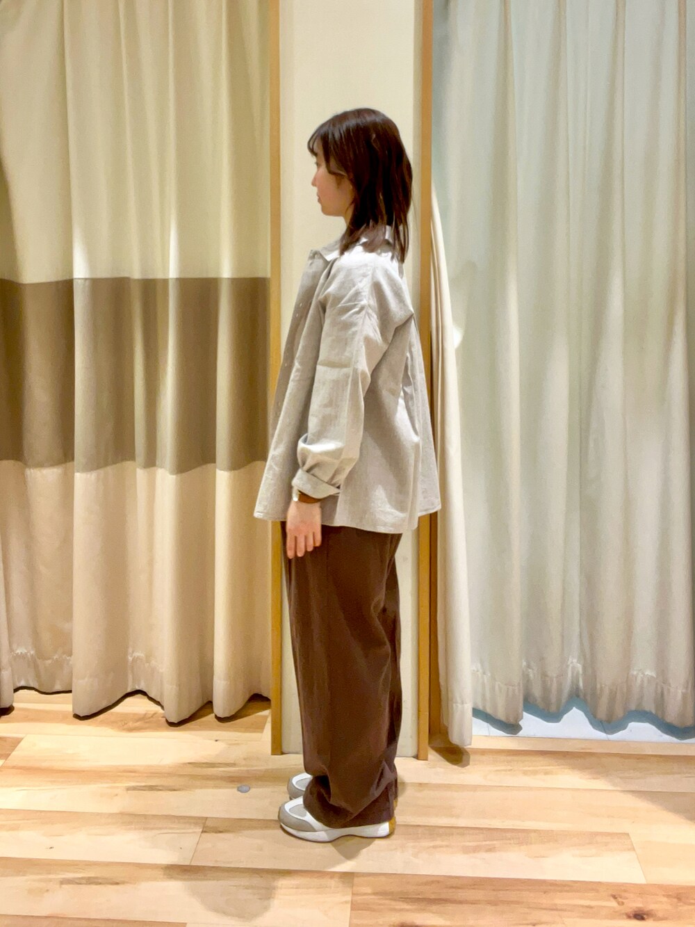 ブラウン系のその他パンツ、ホワイト系のTシャツ/カットソー、ベージュ系のシャツ/ブラウスを着用したレディースの春コーディネートの3枚目の写真