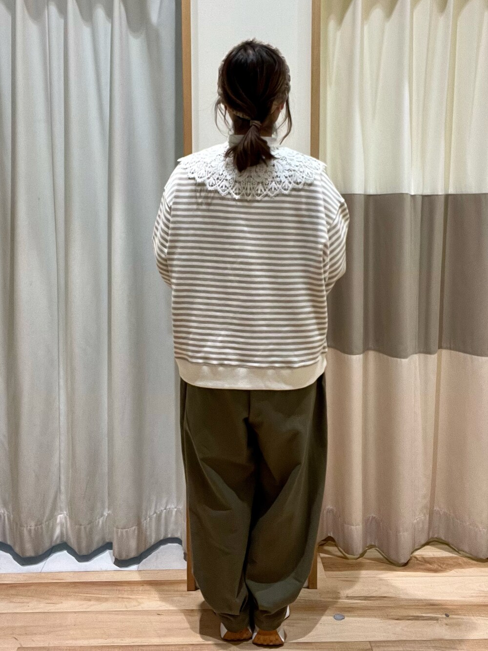 ホワイト系のニット/セーター、グリーン系のその他パンツを着用したレディースの冬コーディネートの3枚目の写真